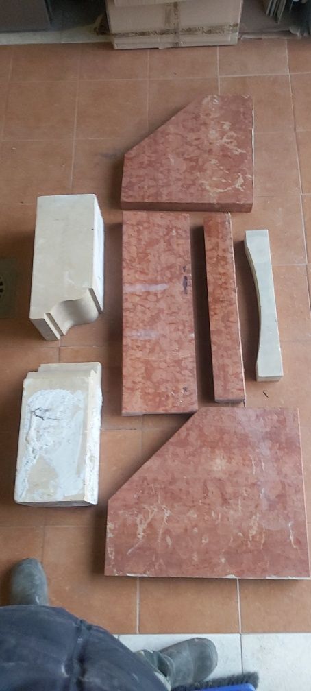 Obudowa kominka marmur Rosso Verona i piaskowiec,  dębowa belka