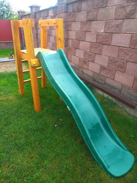 Дитячий майданчик новий