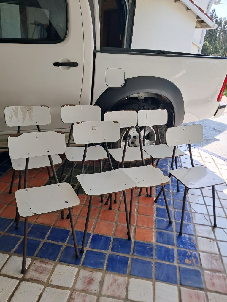 Cadeiras usadas com algum desgaste