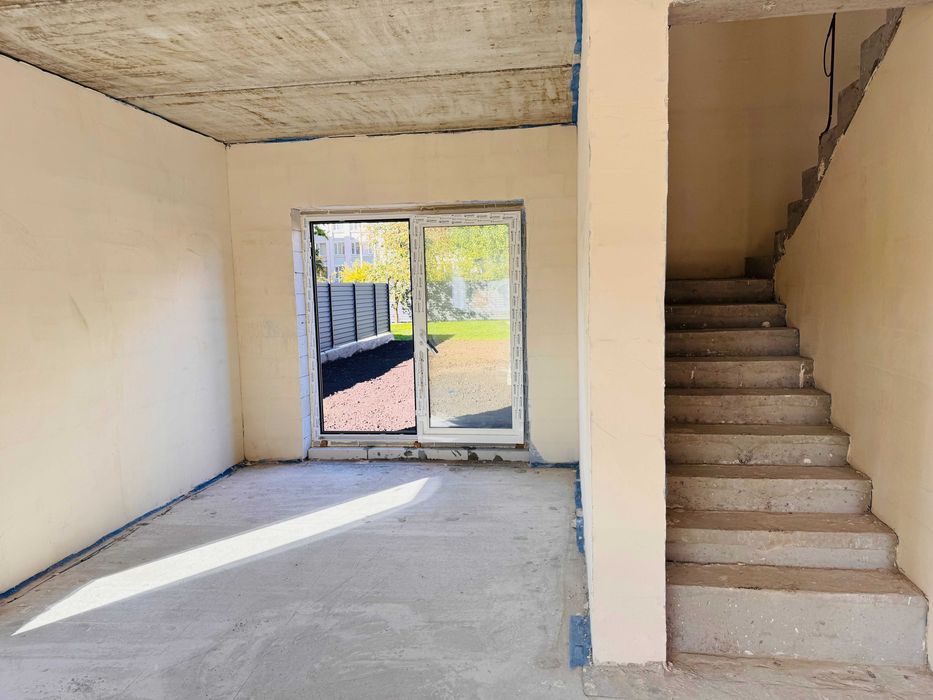 Продається двоповерховий будинок у Дахнівці