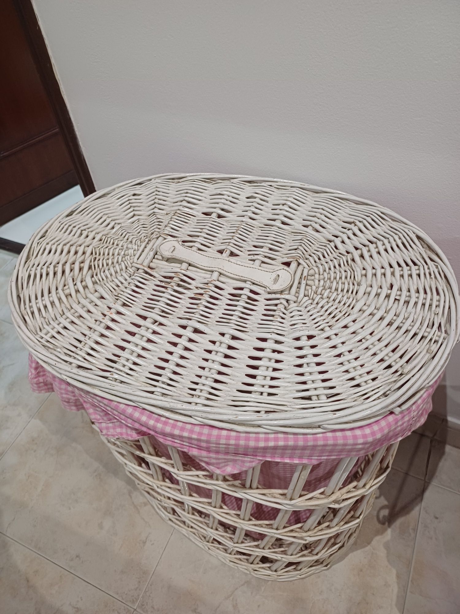 Cesto de roupa branco