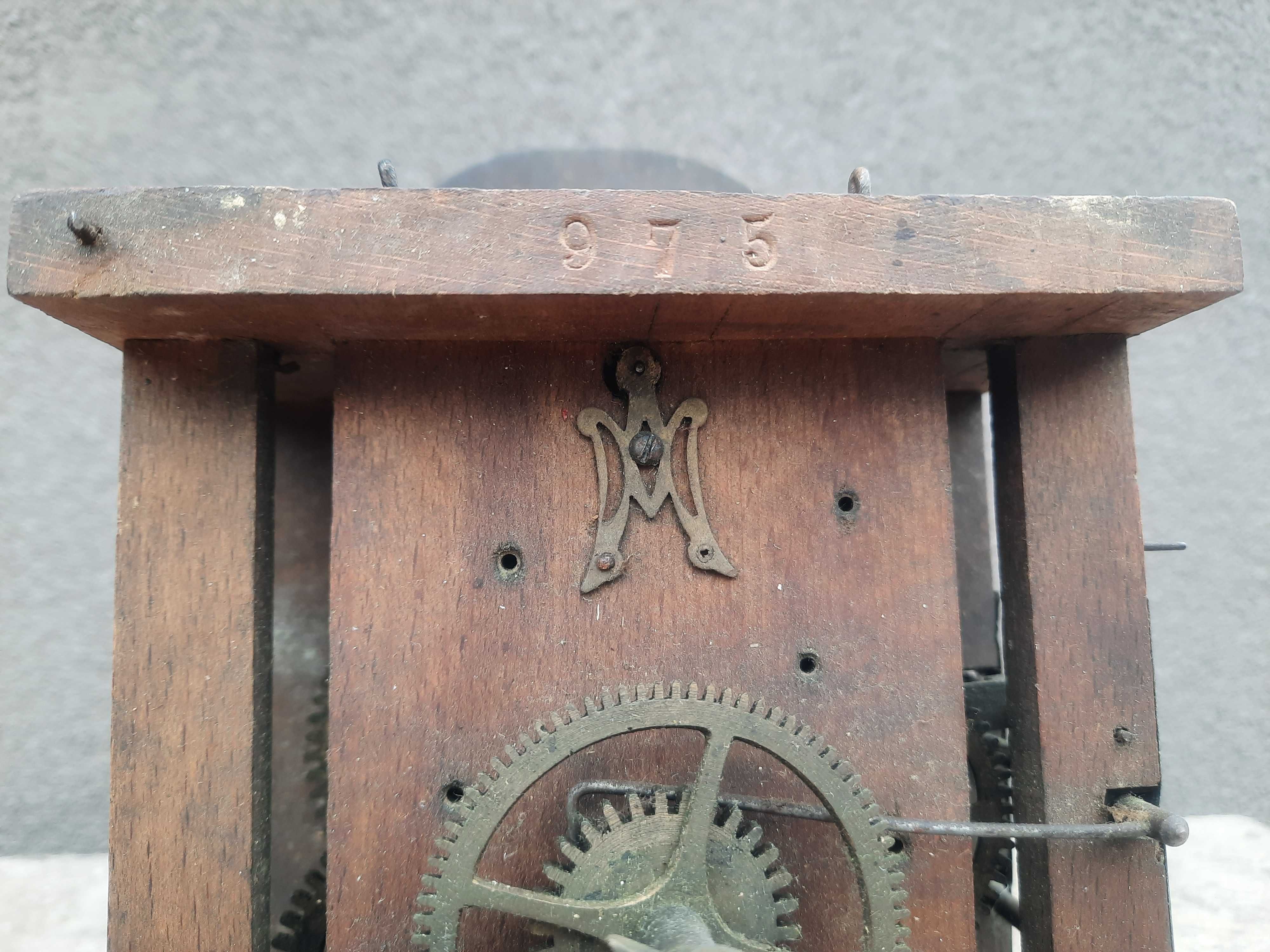 86 Mechanizm drewniany starego zegara szwarcwald