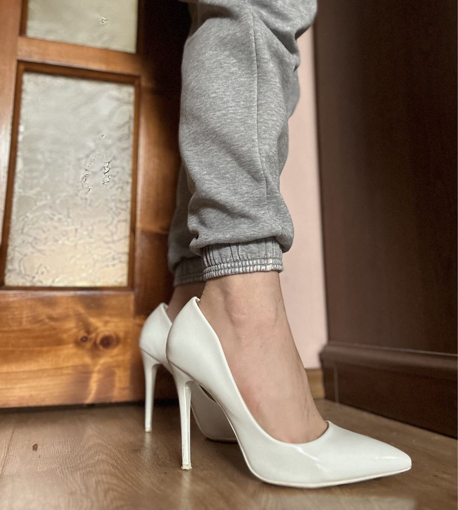 Жіночі білі лакові туфлі