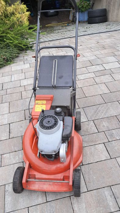 Kosiarka spalinowa bez napędu z koszem