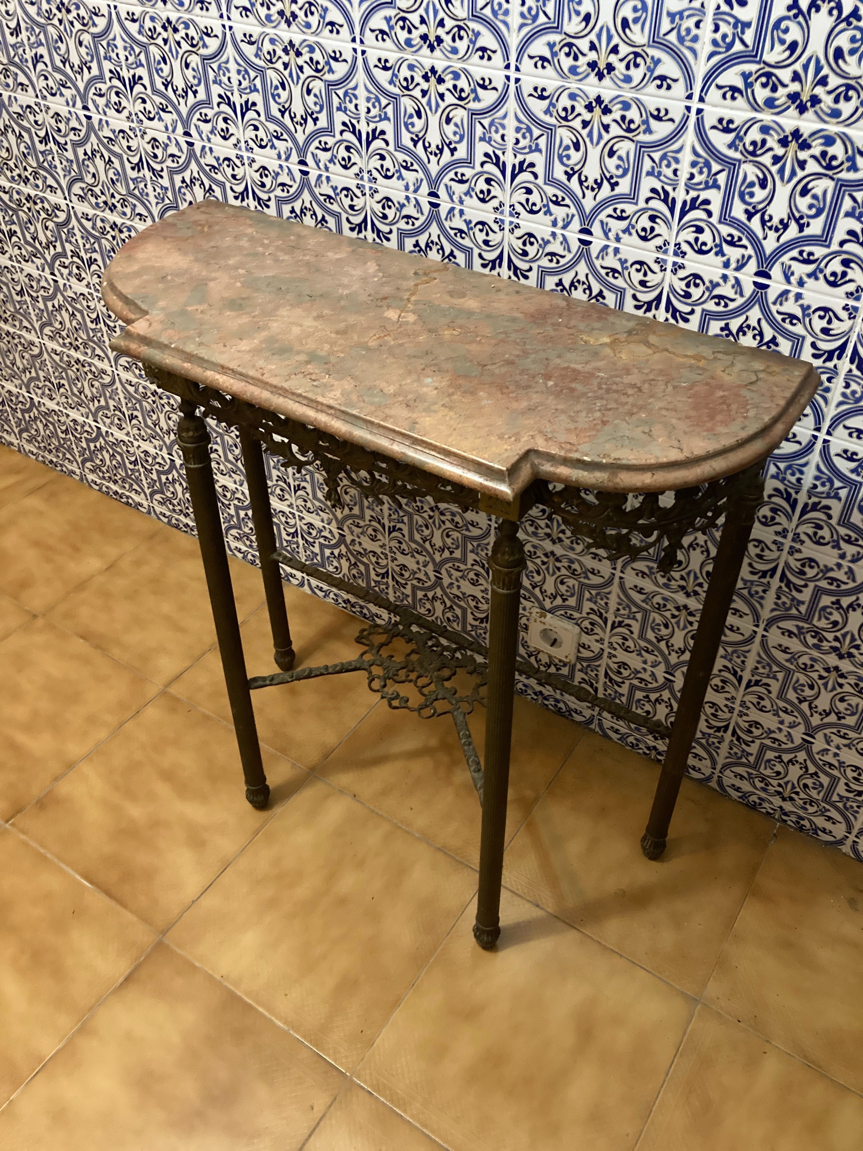 Mesa de entrada antiga vintage de mármore e ferro forjado