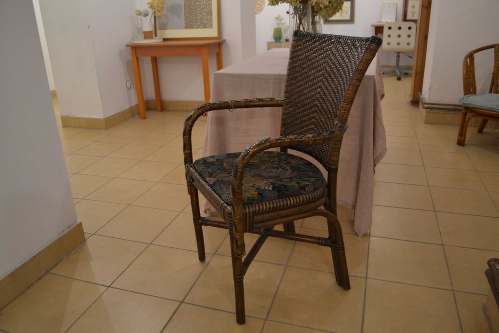 Krzesło ciemny rattan kolonialne wygodne i stylowe