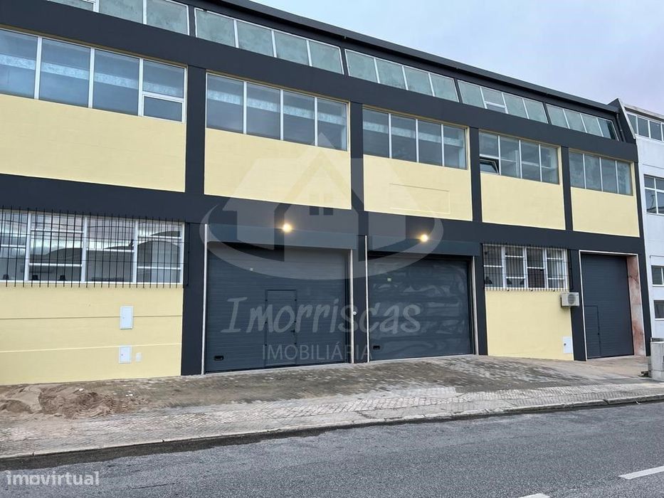 Armazém com 463,50 m² na zona industrial do Prior Velho