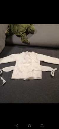 Biały sweterek dla dziecka