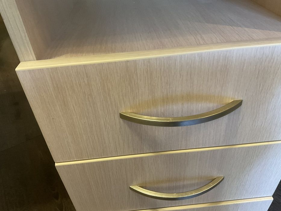 Продам маникюрный стол.