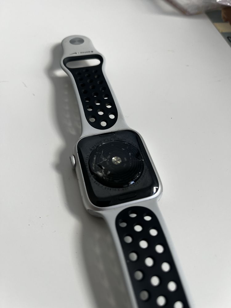 Apple Watch SE - 44mm (para peças)
