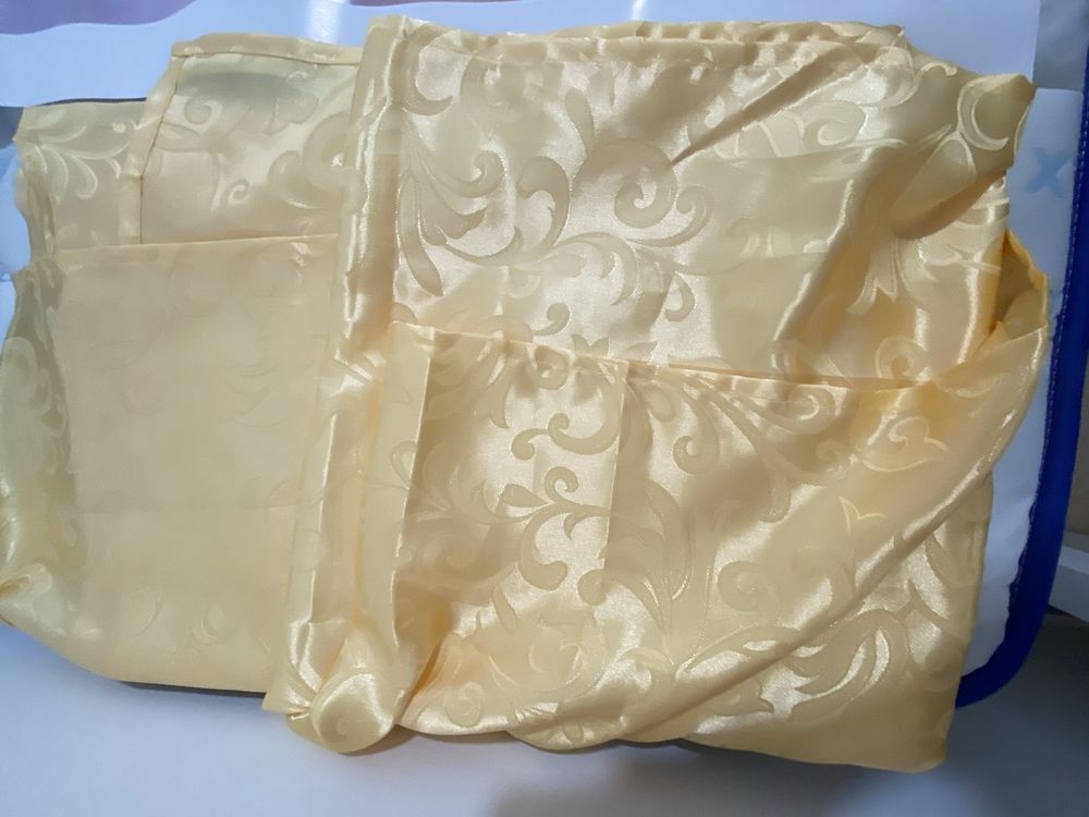 Toalha de mesa impermeável dourada - nunca usada