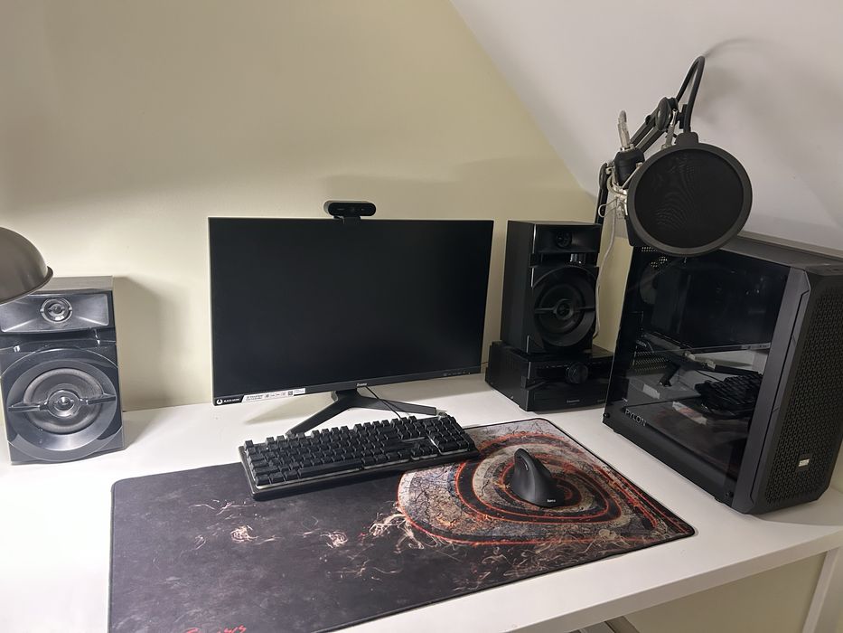 Monitor , komputer oraz dodatki dla gracza