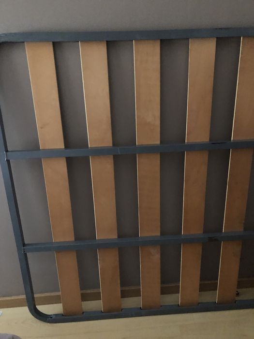 Estrado cama ferro e madeira-usado bom estado(sem entrega ou transporte)têm que vir buscar