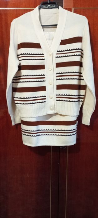 Продам костюм женский: кофта с юбкой, размер - 48.