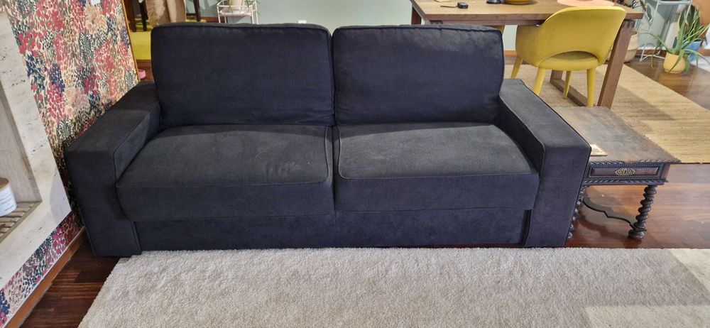 Sofá preto 3 lugares