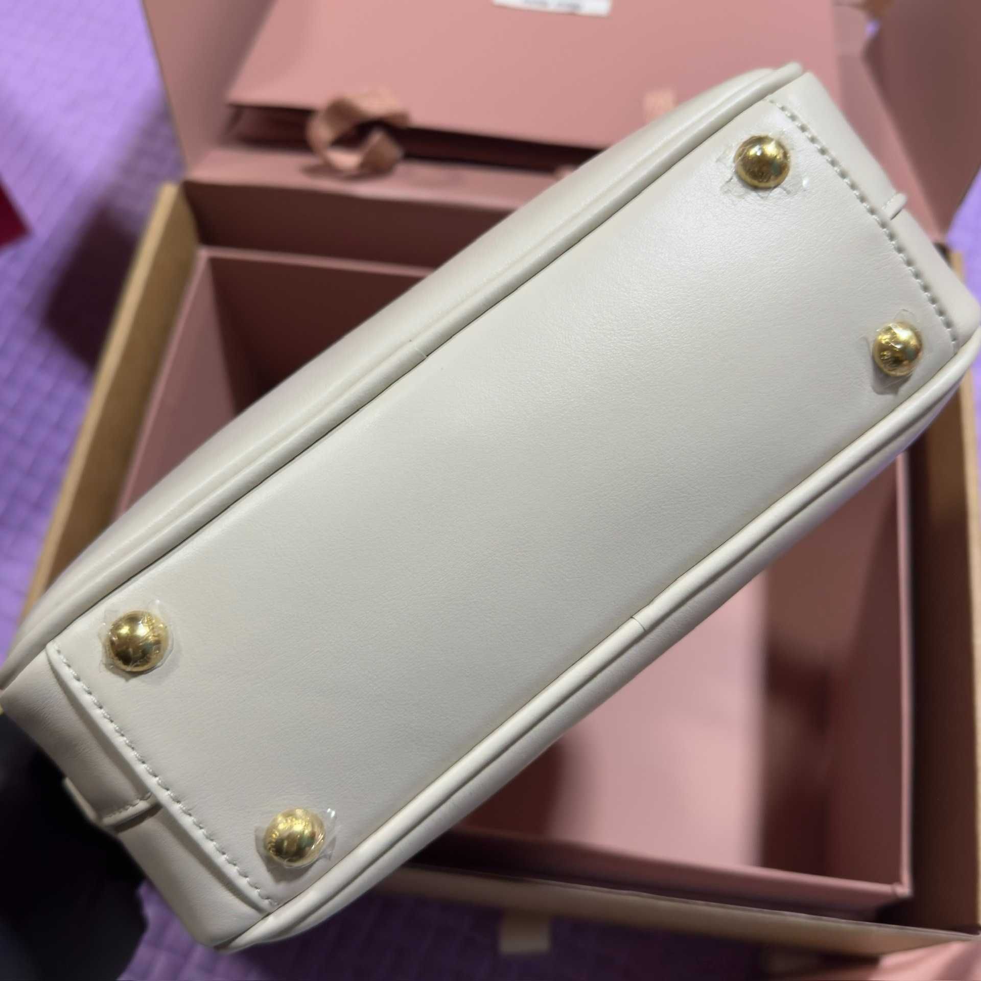 MiuMiu Biała Torebka 2025 - Luksusowy i Elegantny Design