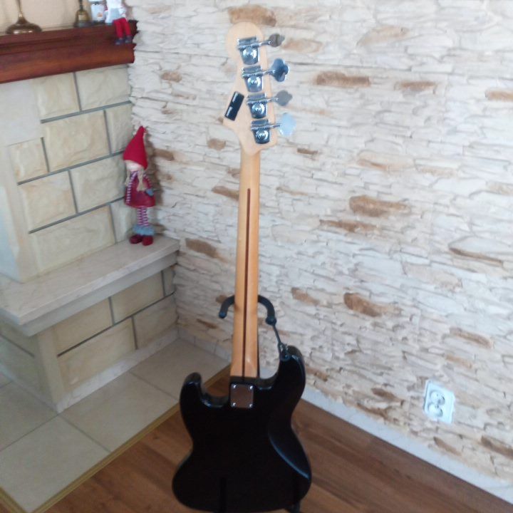 Squaier dy Fender Jazz Bass