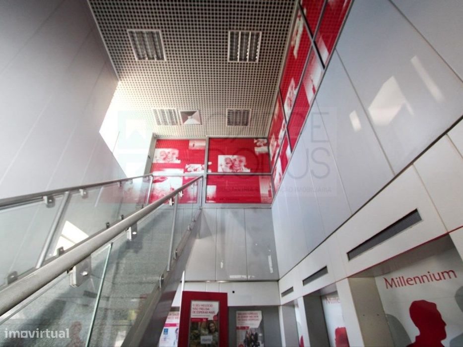 Excelentes lojas no Centro Comercial D'Amora, Amora, Seixal