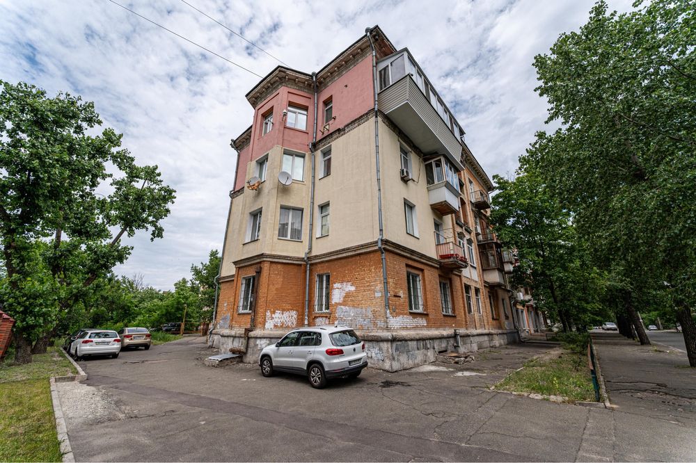 Продам 3к квартиру ст. метро Дарниця вул. Краківська 5. 1-ий поверх