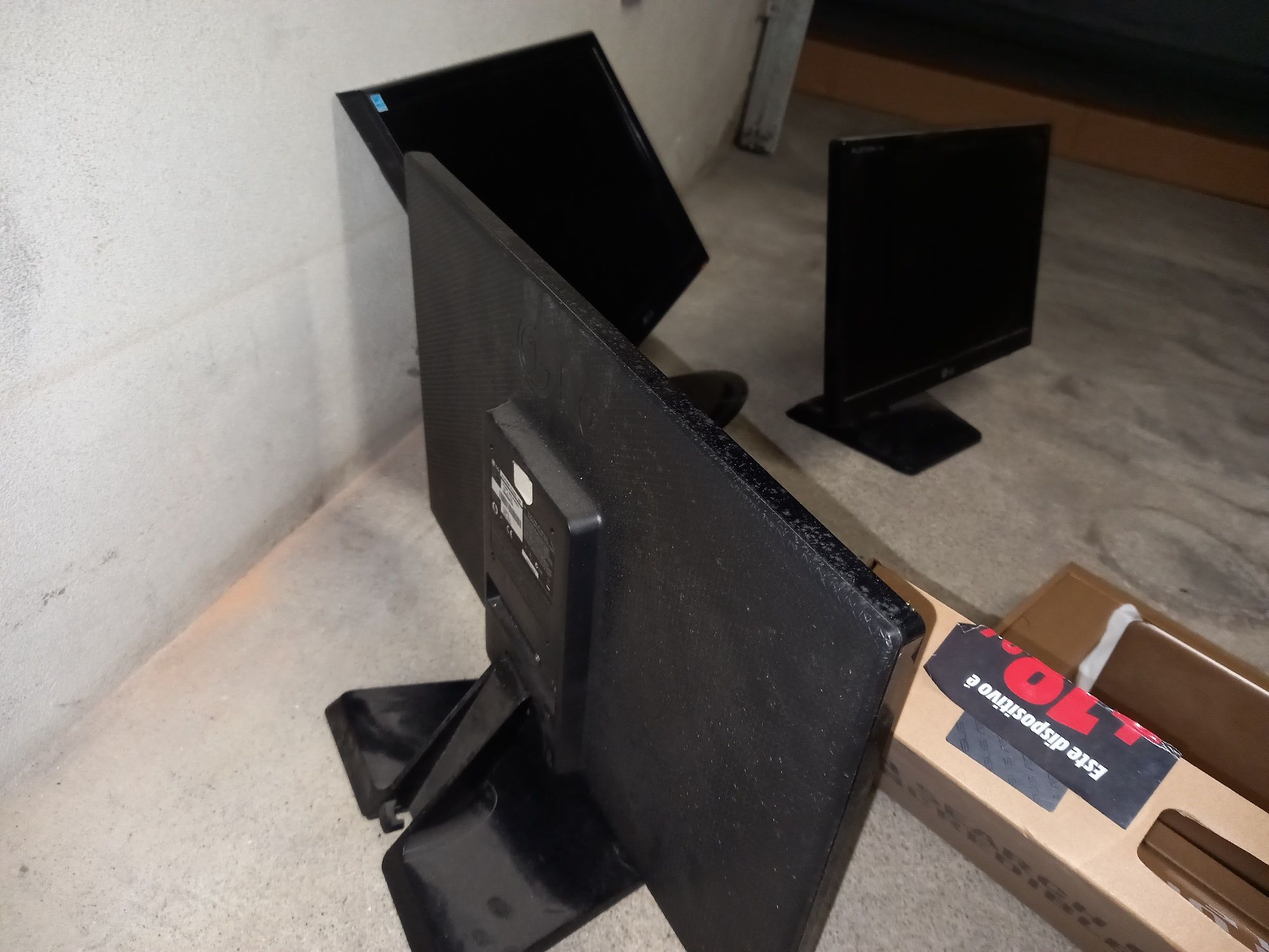 Monitores e portátil insys