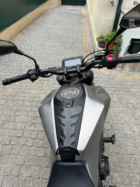 Honda CB300R Neo Sports Café Cinza 2000KMs