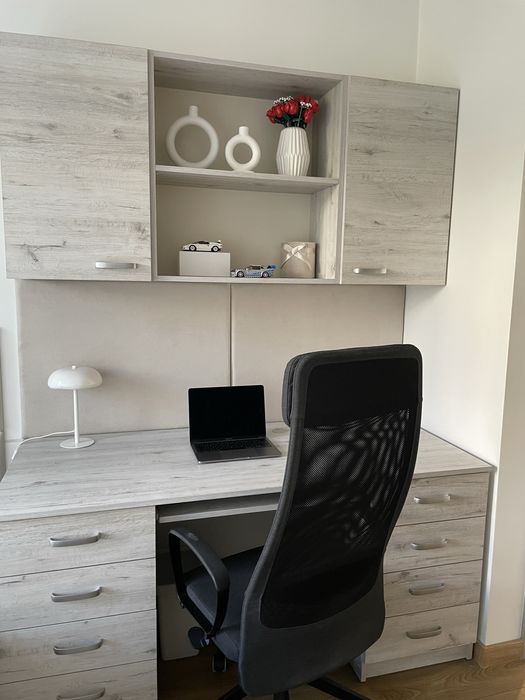 Zestaw biurko + szafki wiszące + panele tapicerowane