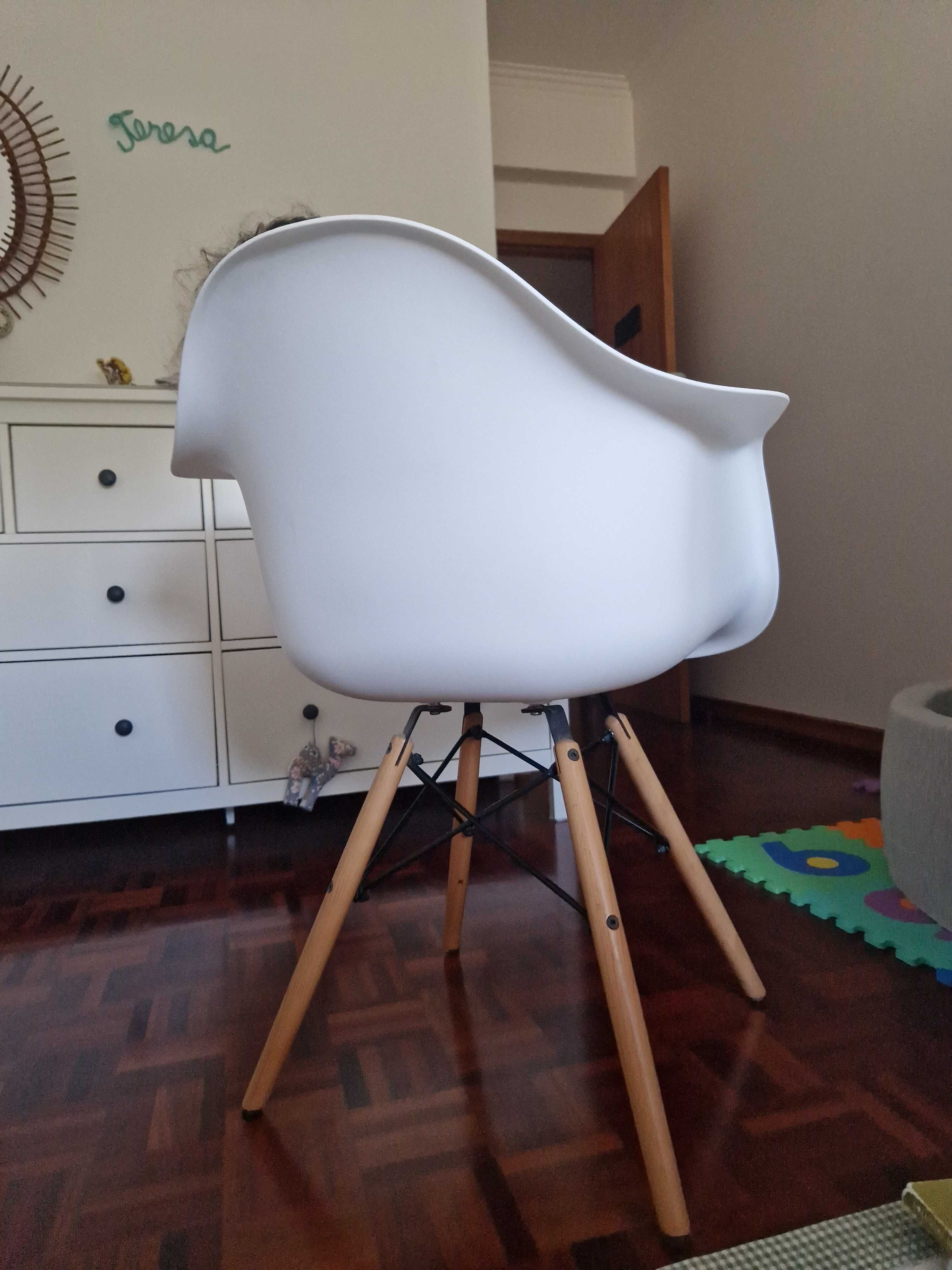 Cadeira sklum plastico branca e pés madeira