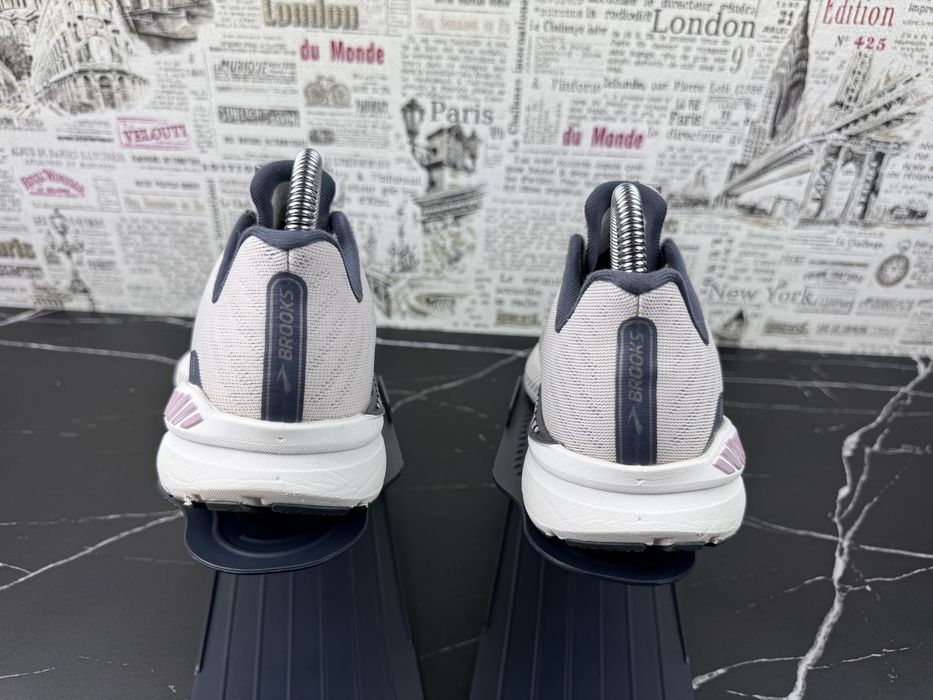 Кросівки Brooks Launch GTS Розмір 38 Взуття