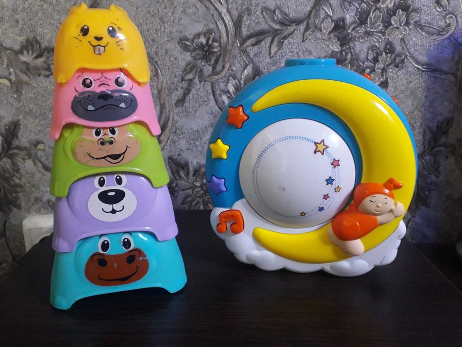 Дитячий проектор та пірамідка