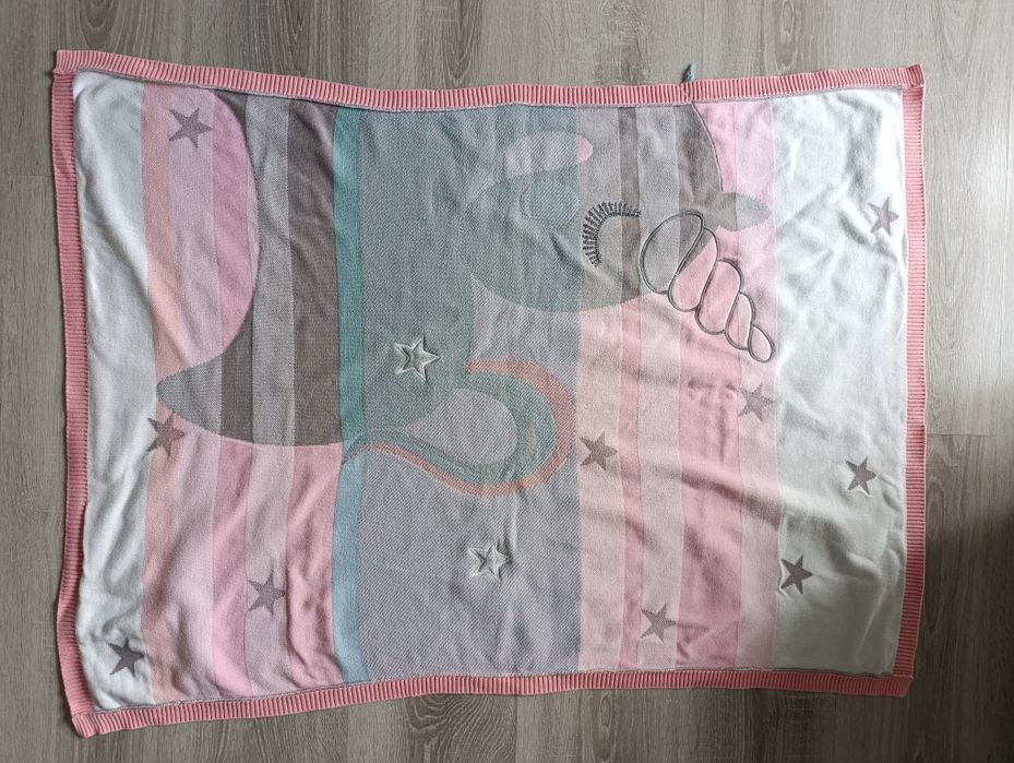 Kocyk z aplikacją sensoryczną firmy Bizzi Growin 80x100
