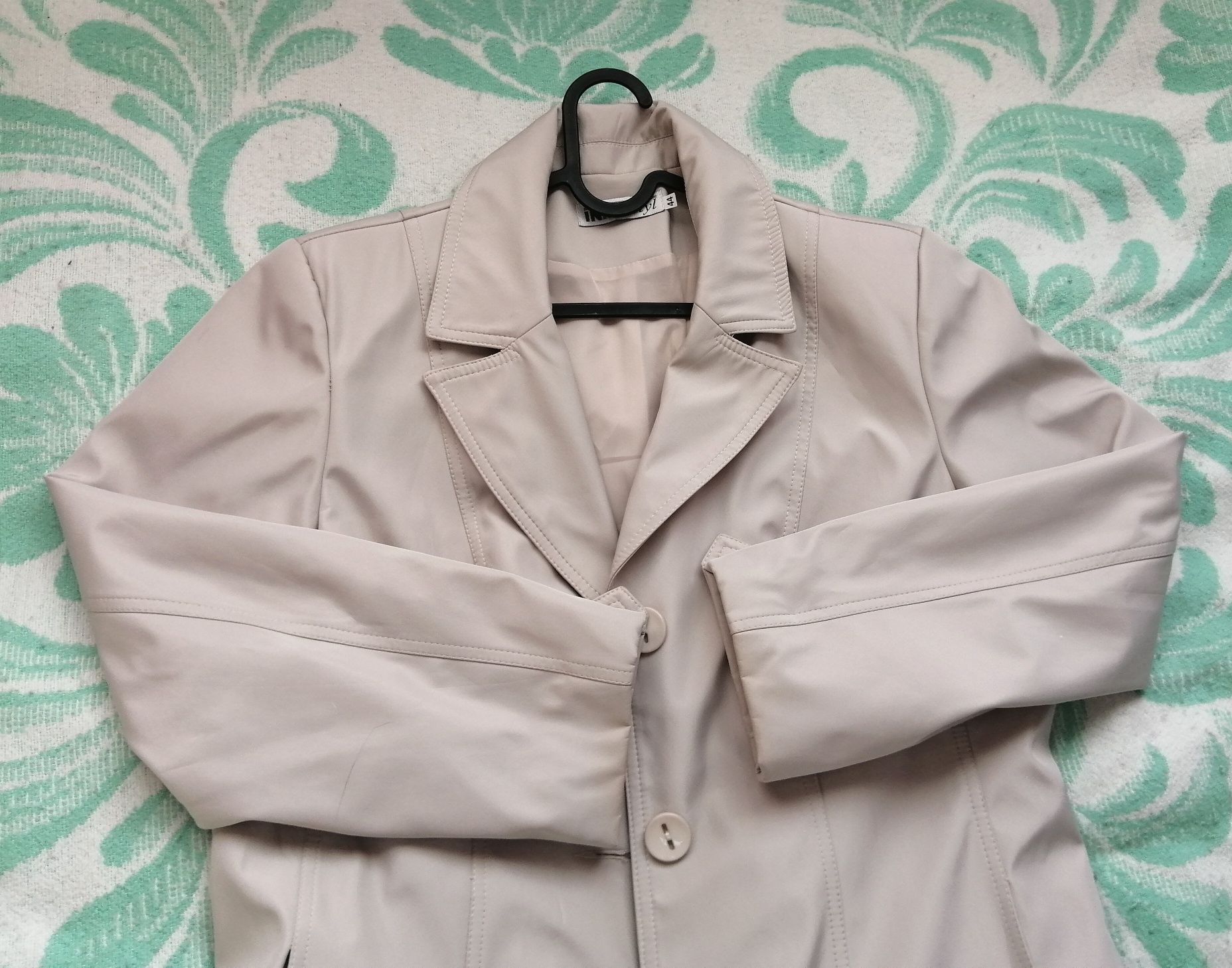 83. Jasny trencz damski r. M/L