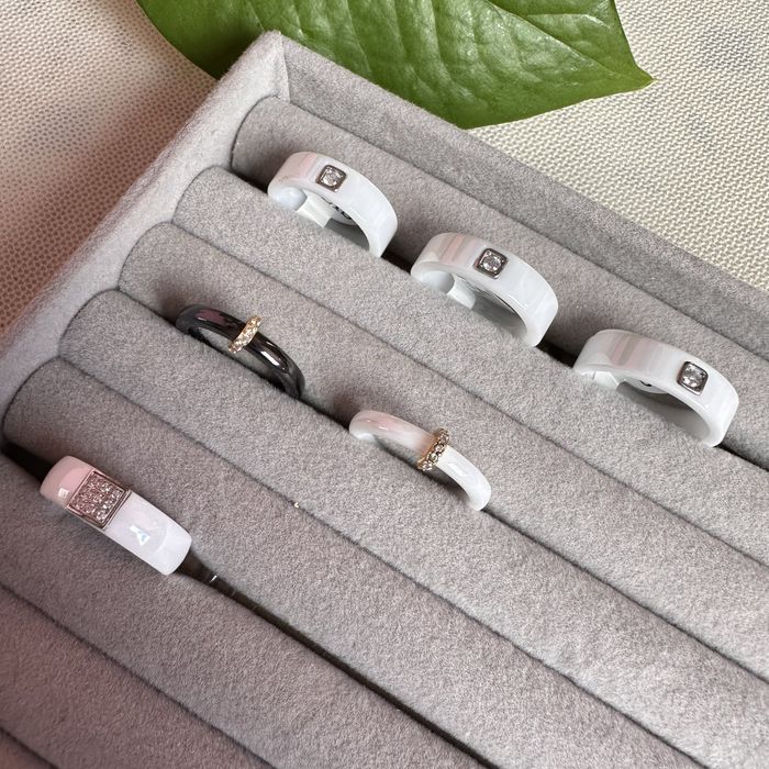 Керамічні каблучки нові 17 розмір