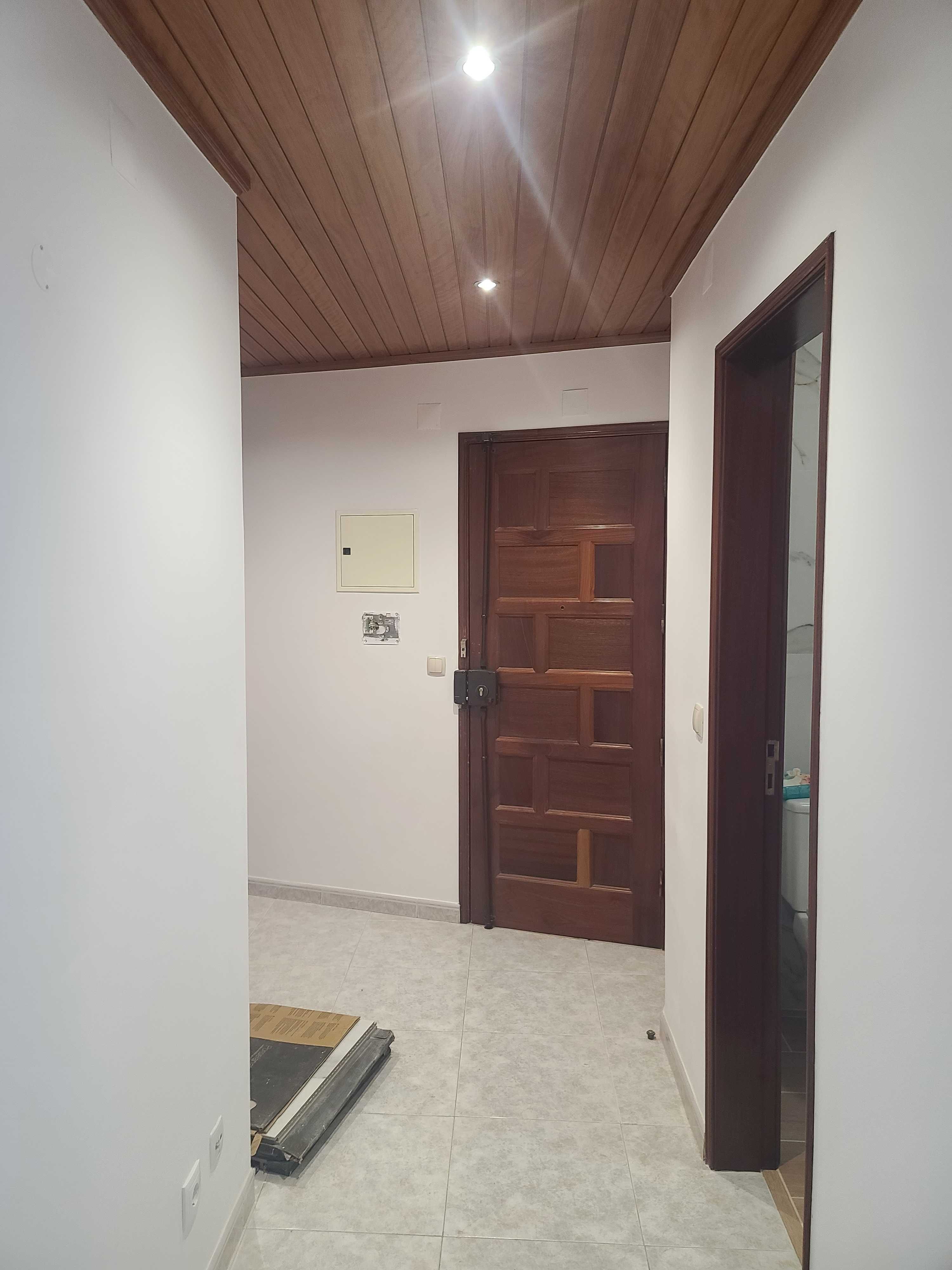 Arrenda-se / Aluga-se  apartamento T2 situado no Laranjeiro - Almada
