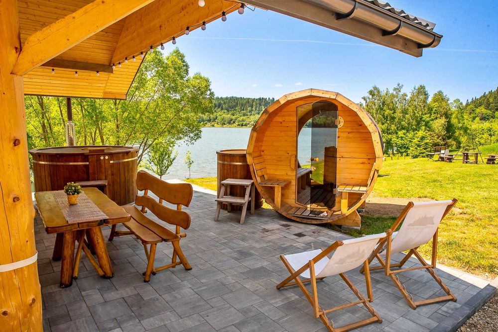 Domek z jacuzzi sauną nad jeziorem  w Bieszczadach własna plaża 30%