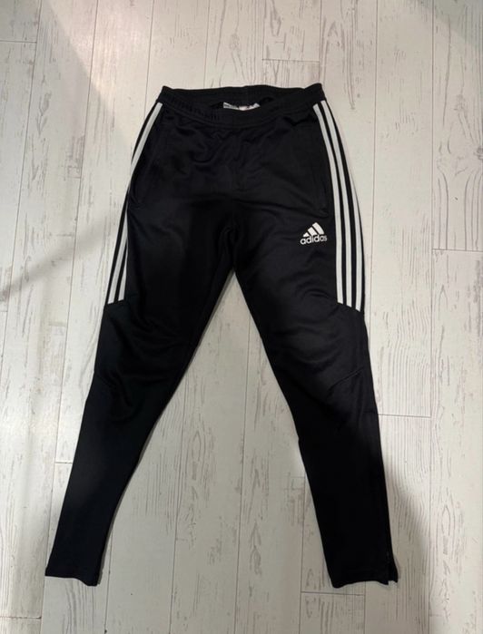 Czarne dresy adidas