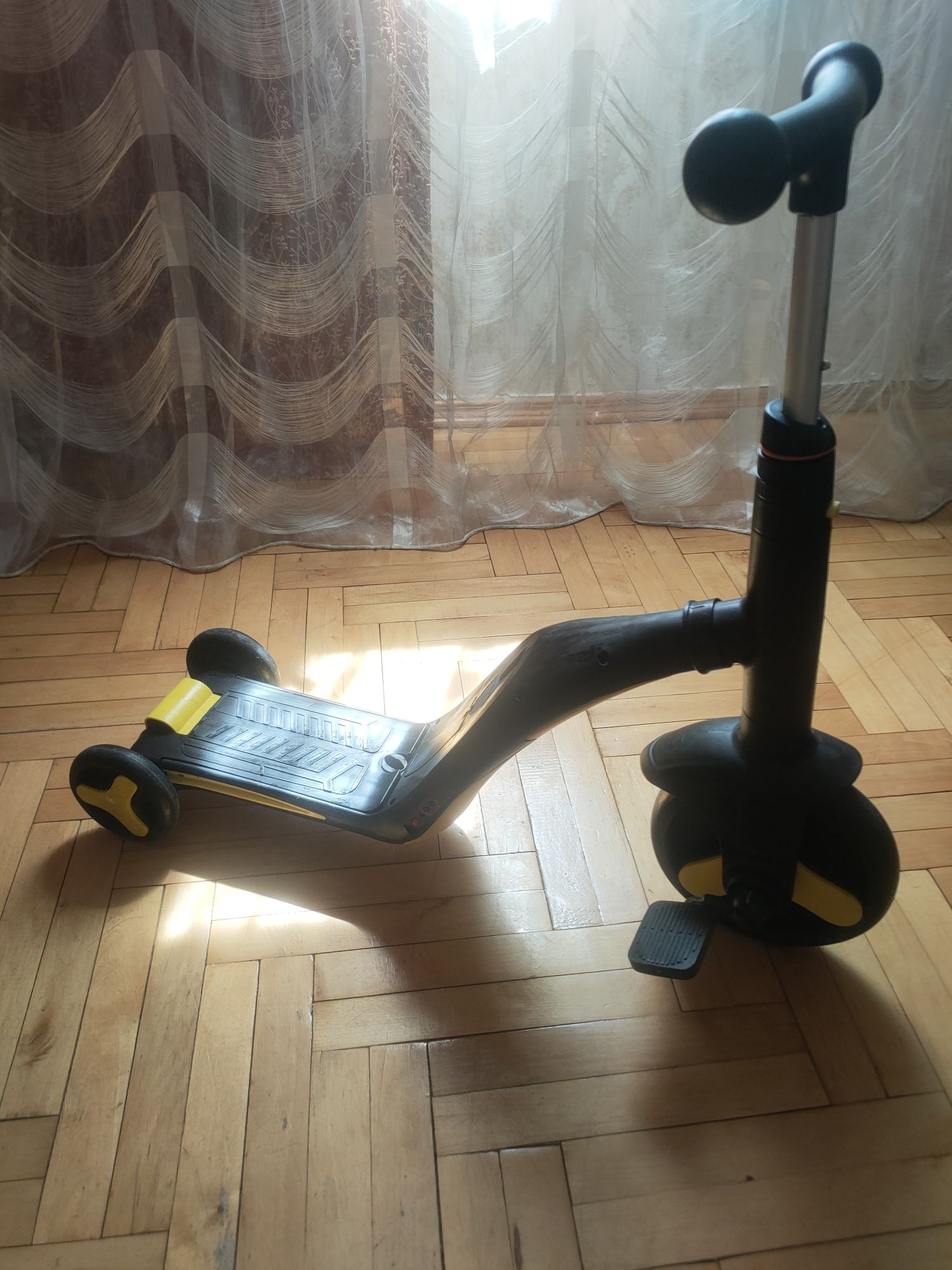 Продам автокрісло і самокат 3в1