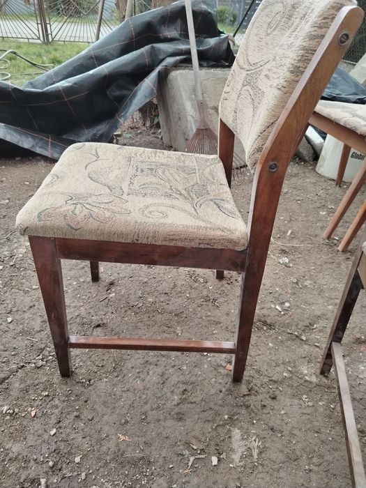 Stare stylowe krzesła z czasów PRL