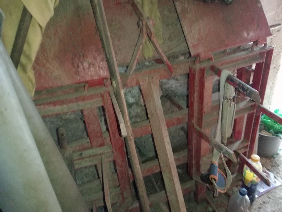 Trator e acessórios em bom estado podem ver sem compromisso