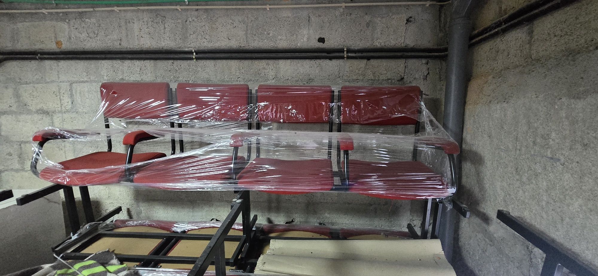 Filas de 4 cadeiras em Tecido Vermelho c/apoio braços (Preço por Fila)