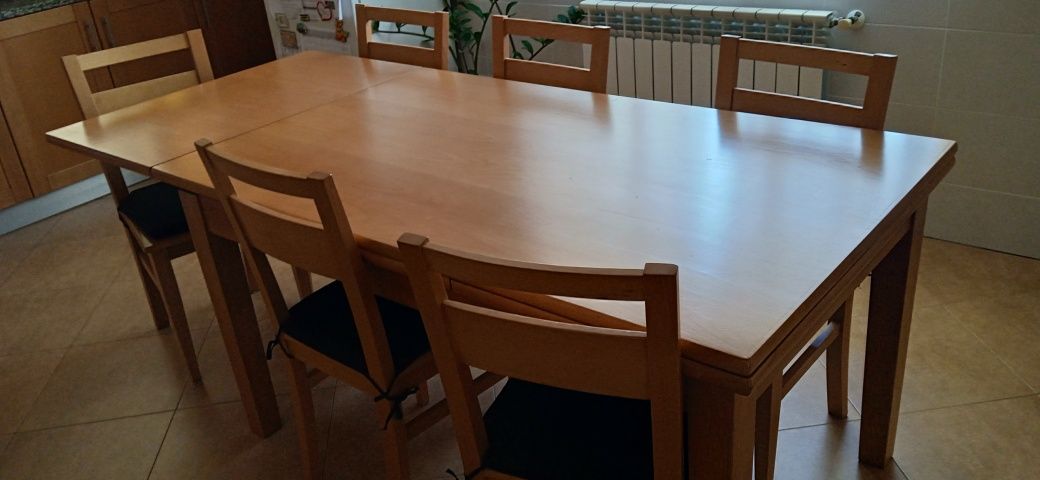 Mesa de cozinha e cadeiras