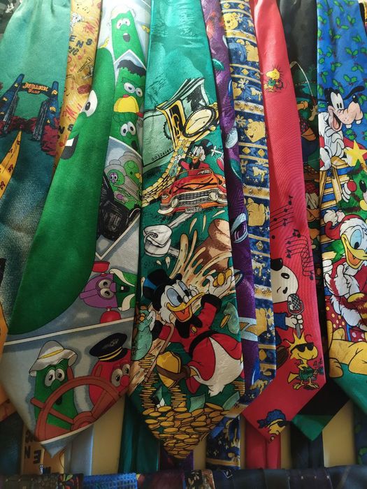 Продам коллекцию галстуков.