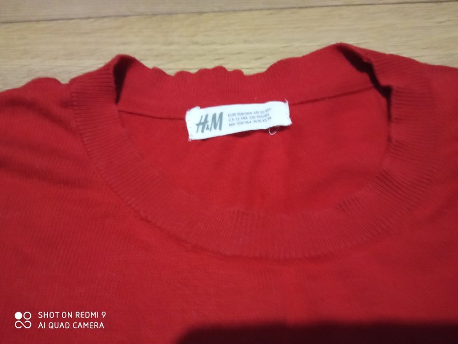 Sfeter czerwony H&M z  sercem z cekinów.