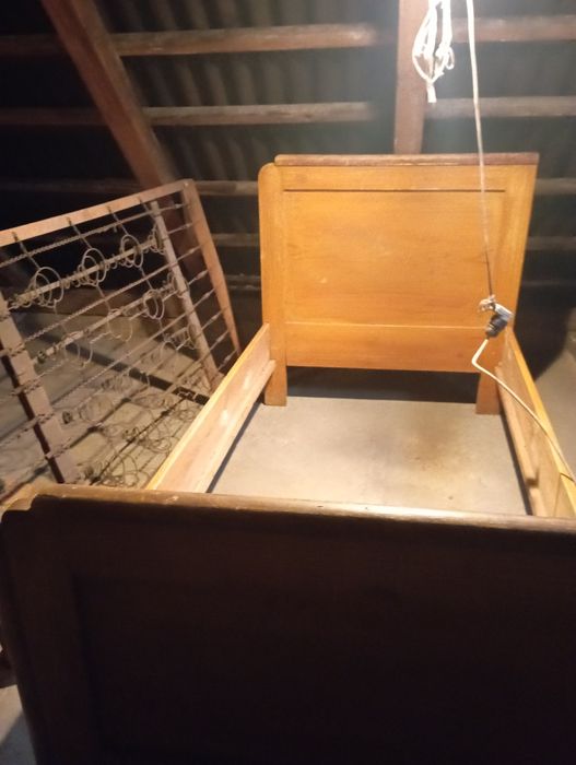 2 łóżka w komplecie ze stelażem pod materac