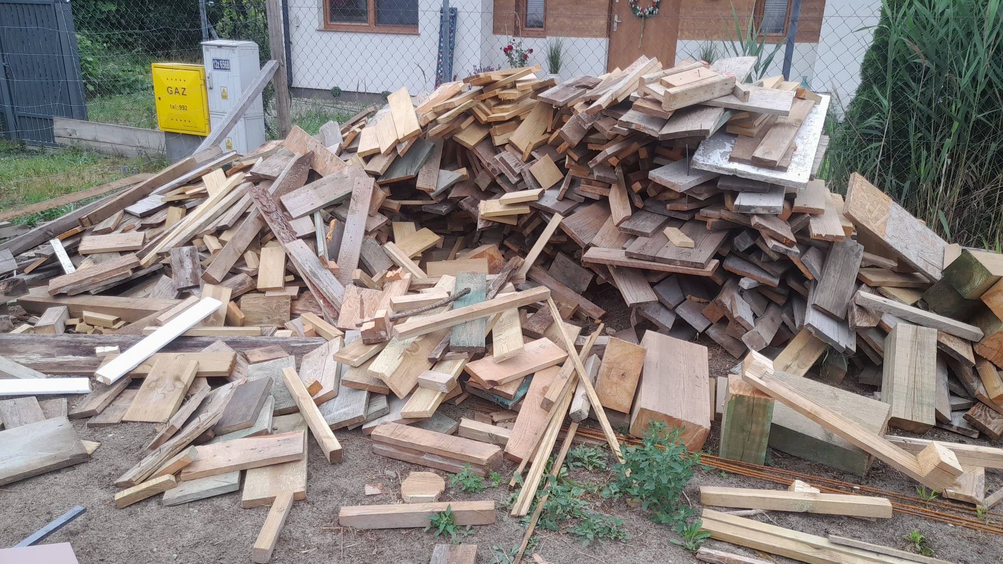 Drewno deski po budowie Ścinki