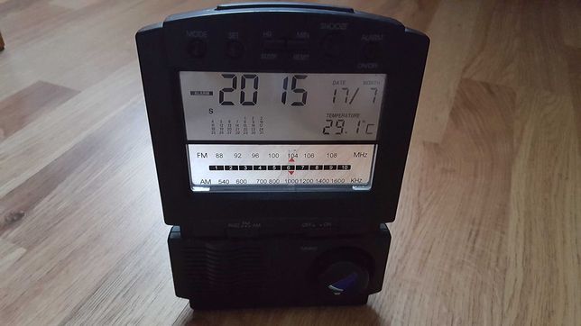 Radiobudzik budzik z radiem, z termometrem, podświetleniem na baterie