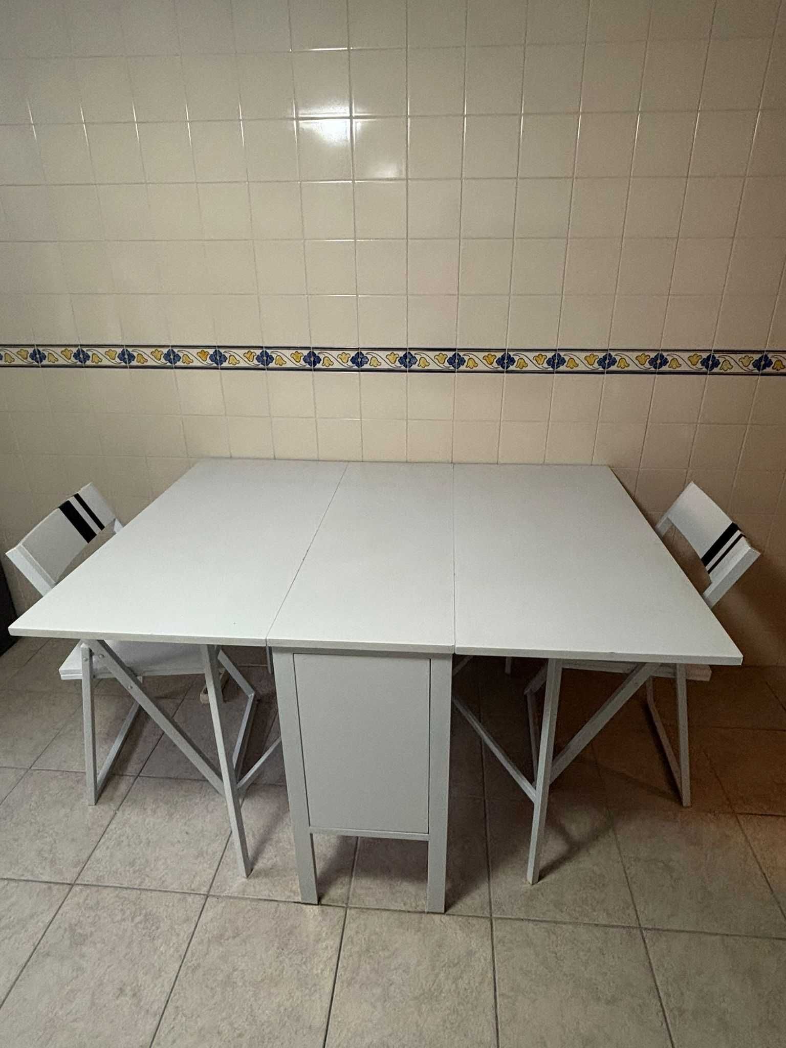 Mesa de cozinha com 4 cadeiras