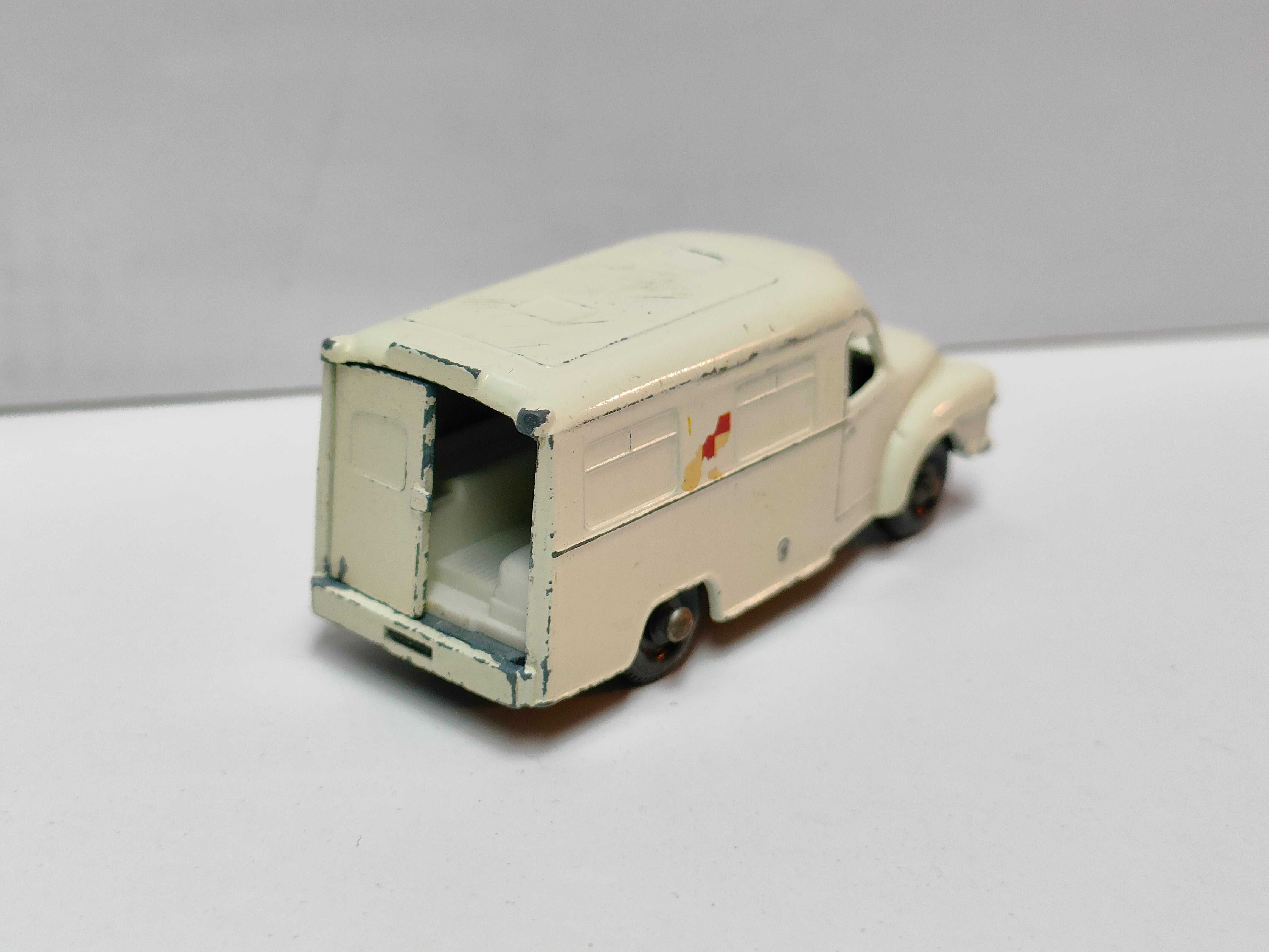 Matchbox Bedford Lomas Ambulance Regular Lesney.