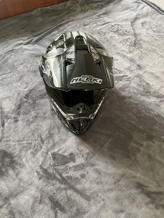 Продається шолом кросовий білого кольору,надівався пару разів,ідеал