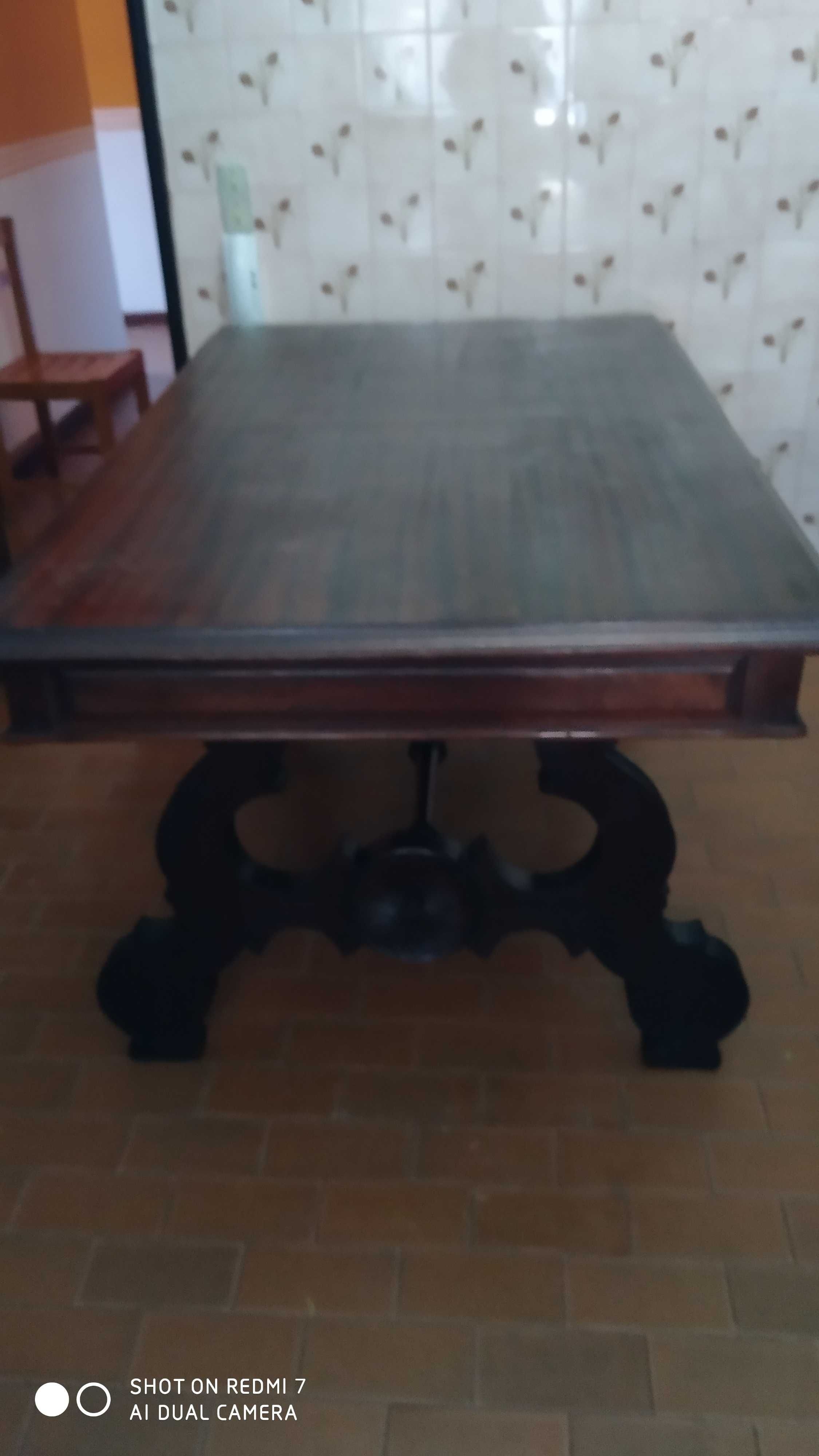 Mesa de sala em madeira trabalhada