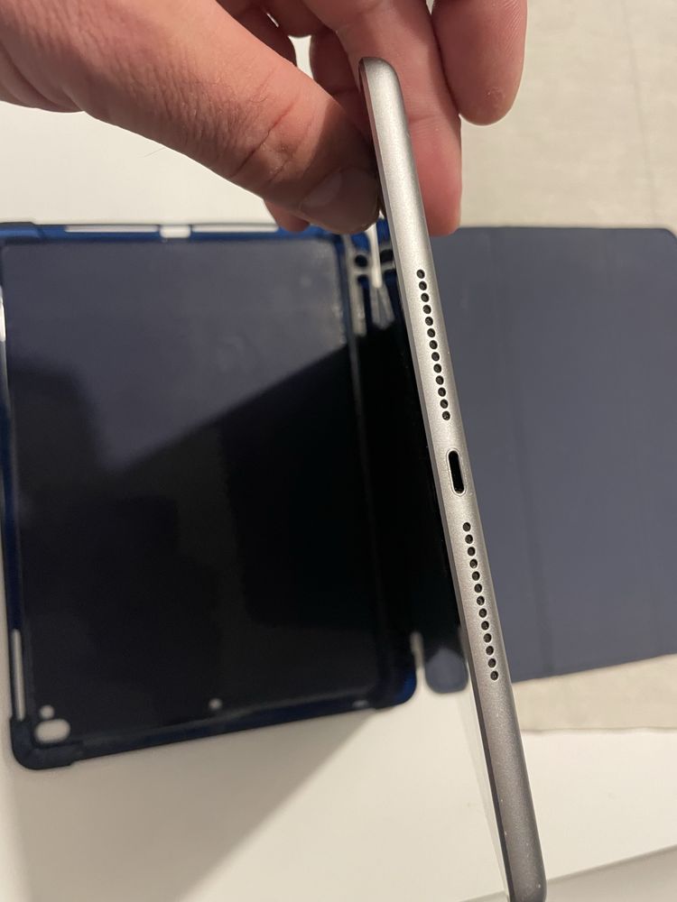iPad 5. generacji (2017, 9,7″) Wi‑Fi + Cellular 32 GB